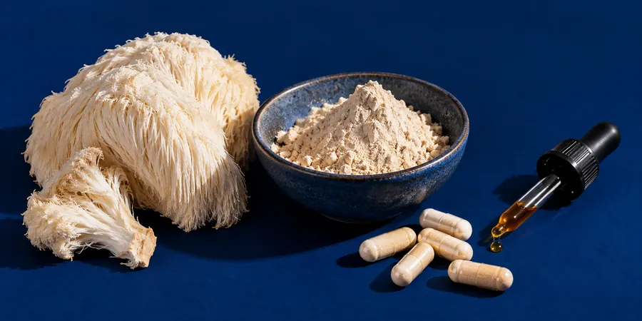 Lion's Mane als ganzer Pilz, als Pulver und in Kapseln